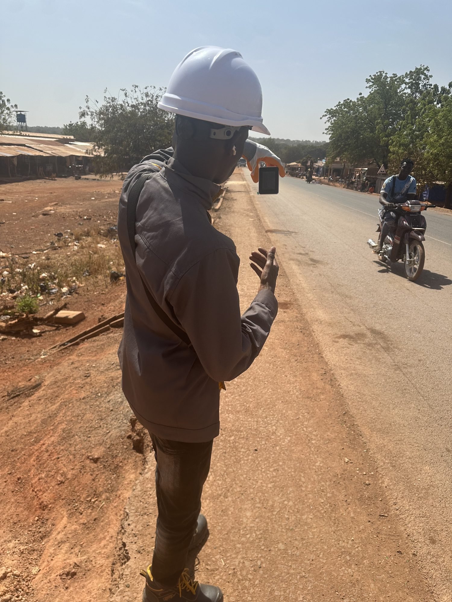 Agent SEAM en mission de suivi environnemental sur le terrain